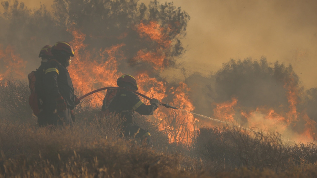 Ιεράπετρα: Χωρίς ενιαίο μέτωπο, αλλά με διάσπαρτες εστίες η φωτιά – Αγώνας με τις φλόγες και τους ισχυρούς ανέμους