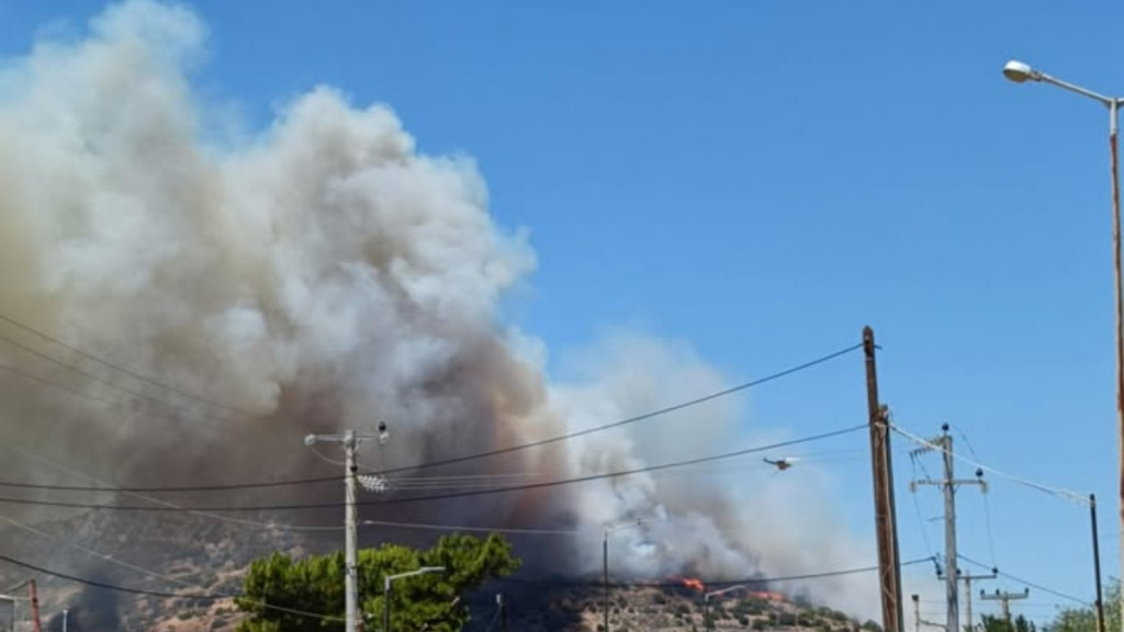 Φωτιά στον Άγιο Δημήτριο Κορωπίου – Μήνυμα 112 για εκκένωση τριών οικισμών – Στη μάχη έξι εναέρια μέσα