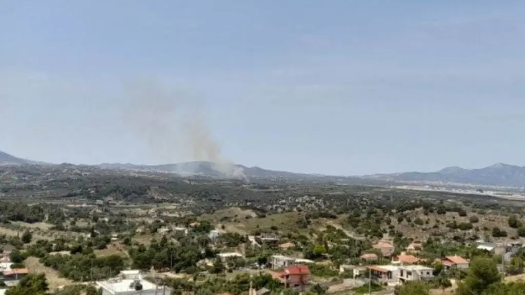 Φωτιά στο Μαρκόπουλο στην διασταύρωση για Βραυρώνα