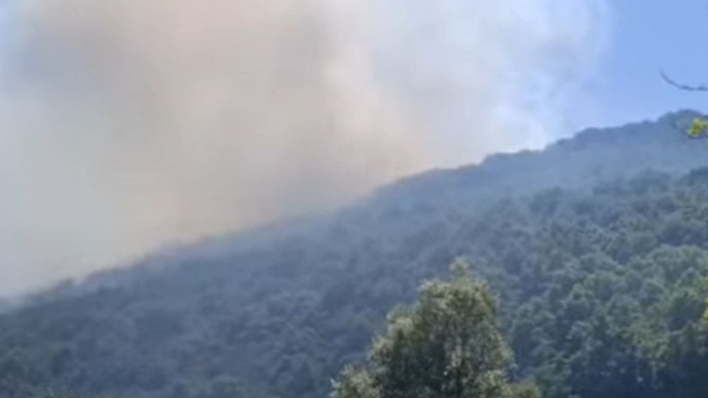Φωτιά στον Ταξιάρχη Αιτωλοακαρνανίας – Σηκώθηκαν τρία εναέρια μέσα (βίντεο)
