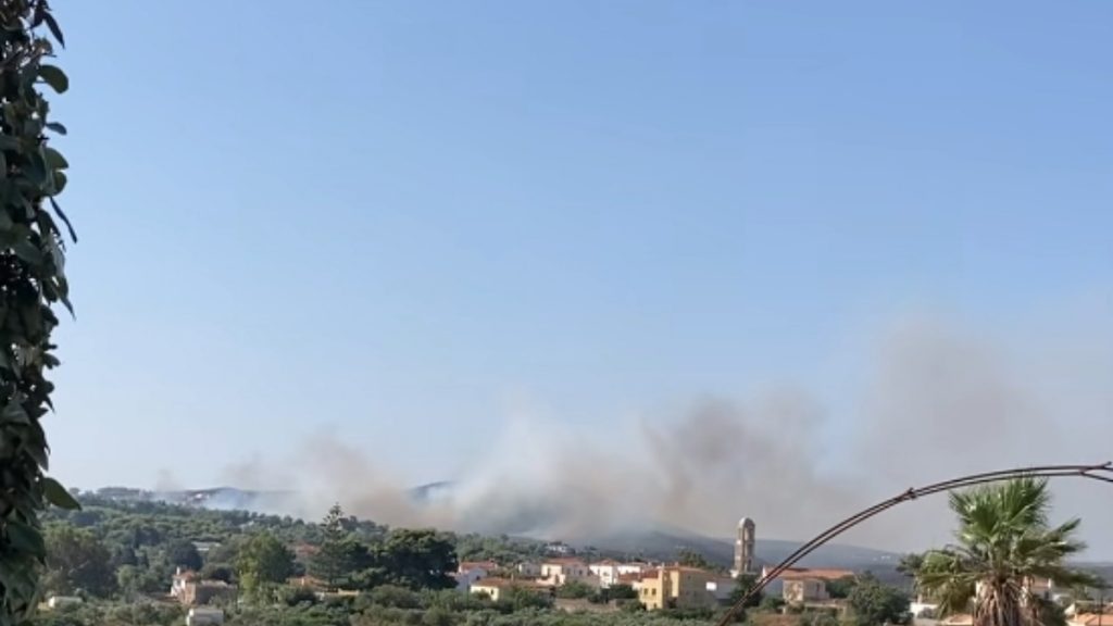 Φωτιά τώρα στα Κύθηρα – Καίει κοντά σε οικισμό, ήχησε το 112 για εκκένωση των Πιτσινάδων