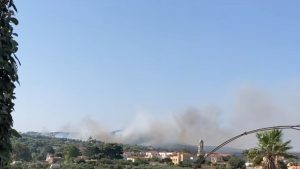 Φωτιά στα Κύθηρα – Καίει κοντά σε οικισμό, ήχησε το 112 για εκκένωση των Πιτσινάδων (Βίντεο)