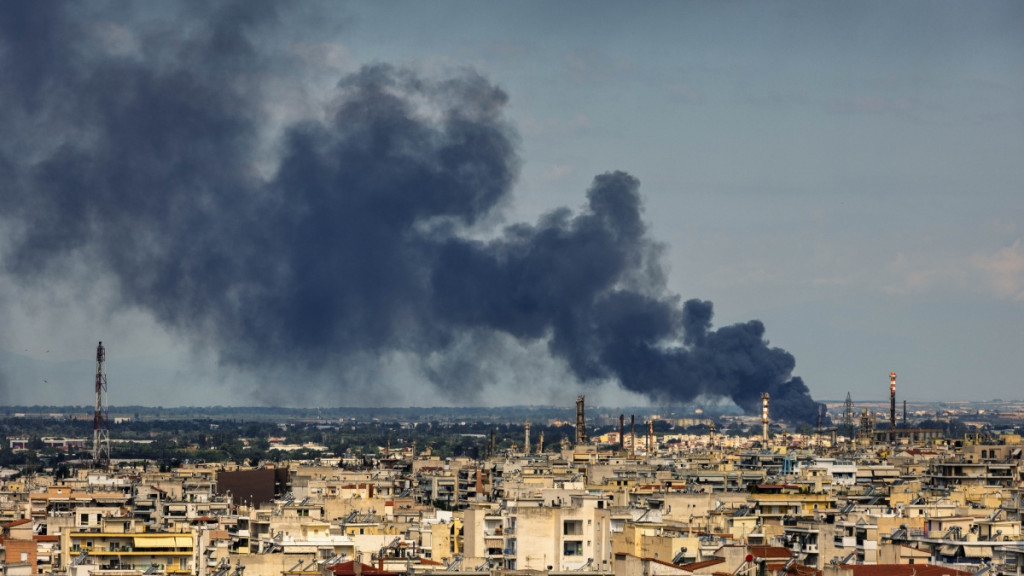 Θεσσαλονίκη: Φωτιά σε εταιρεία ανακύκλωσης στη Σίνδο – Ήχησε το 112 για τους καπνούς: “Κλείστε πόρτες και παράθυρα” (Βίντεο)