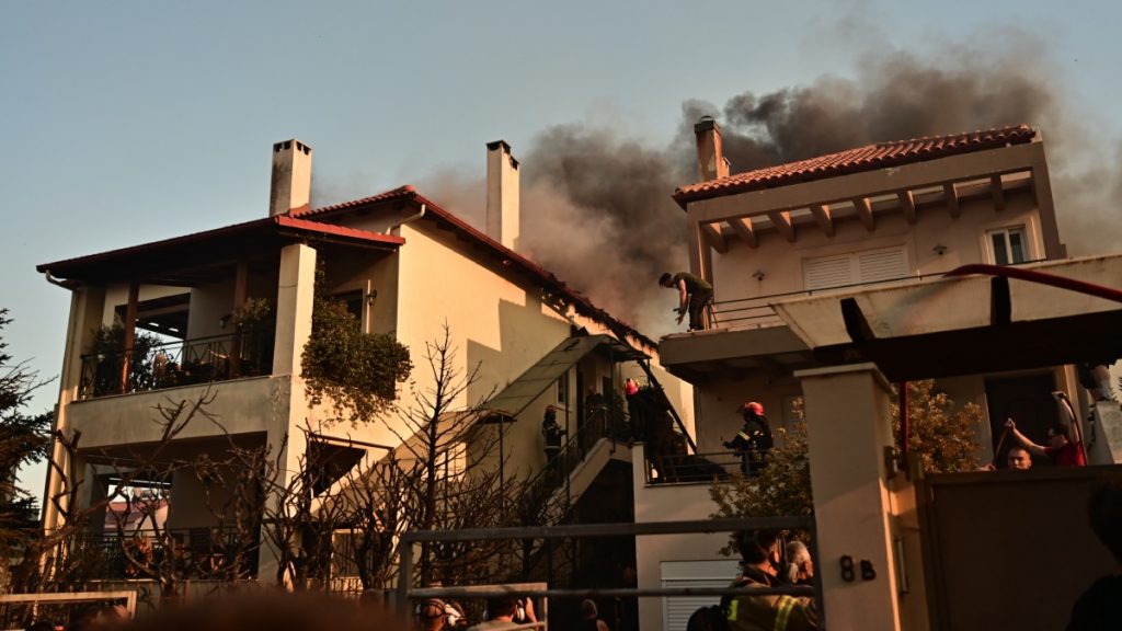 Φωτιά στο Κρυονέρι: Σε επιφυλακή η ΕΛΑΣ υπό τον φόβο πλιάτσικου σε καμένα σπίτια