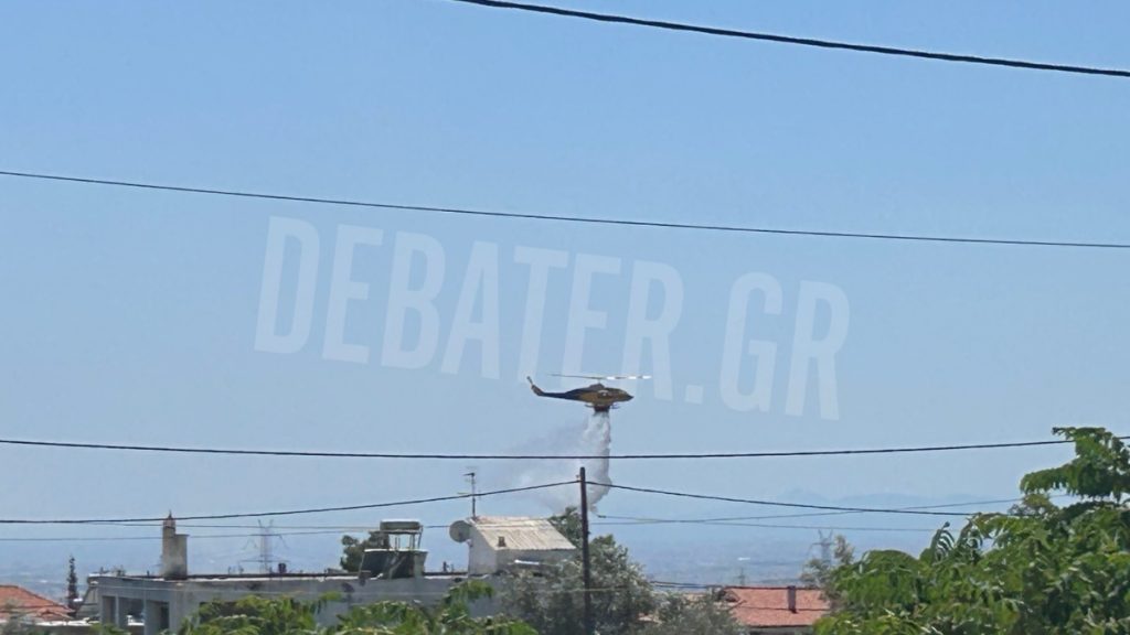 Φωτιά στο Μενίδι – Καίει ανάμεσα σε σπίτια, μήνυμα από το 112: “Παραμείνετε σε ετοιμότητα”