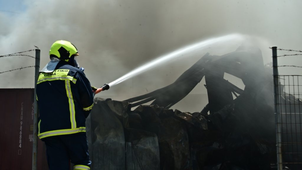 Φωτιά στην Ριτσώνα: Το εργοστάσιο κάηκε ολοσχερώς, έκτακτα μέτρα στην περιοχή από τις επικίνδυνες αναθυμιάσεις