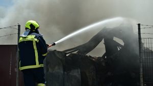 Φωτιά στην Ριτσώνα: Το εργοστάσιο κάηκε ολοσχερώς, έκτακτα μέτρα στην περιοχή από τις επικίνδυνες αναθυμιάσεις