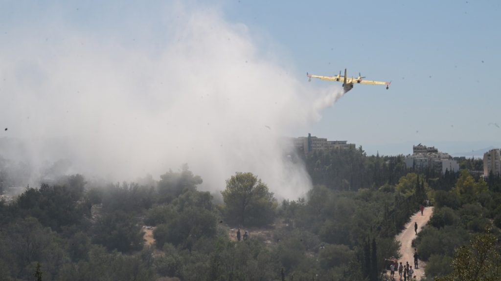 Φωτιά στην Πολυτεχνειούπολη: Οριοθετήθηκε σε 20 λεπτά – Παραμένουν στο σημείο ισχυρές δυνάμεις της πυροσβεστικής (Εικόνες + Βίντεο)