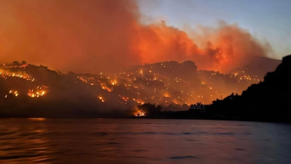 Φωτιά στην Ιεράπετρα: Ολονύχτια μάχη με τις φλόγες – Καίγονται σπίτια και απειλούνται ξενοδοχεία – Μπαράζ μηνυμάτων από το 112