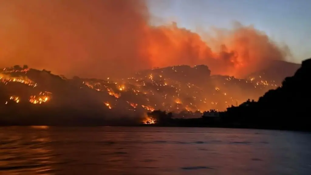 Φωτιά στην Ιεράπετρα: Ολονύχτια μάχη με τις φλόγες – Καίγονται σπίτια και απειλούνται ξενοδοχεία – Μπαράζ μηνυμάτων από το 112