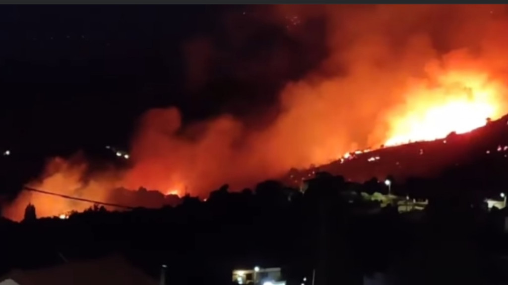 Φωτιά στα Μεσοχώρια στην Εύβοια: Ολονύχτια μάχη με τις φλόγες – Μήνυμα του 112 για εκκένωση οικισμού (Βίντεο)