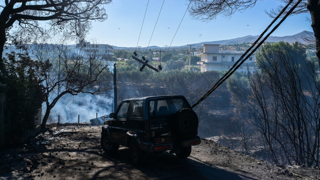 Φωτιά σε Ραφήνα: Σε ύφεση η πυρκαγιά σε Πικέρμι και Σπάτα – Κάηκαν σπίτια από τις φλόγες