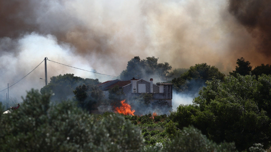 Φωτιά στη Ραφήνα: Πύρινη «κόλαση» σε Πικέρμι και Σπάτα – Κάηκαν σπίτια από τις φλόγες (Βίντεο – Φωτογραφίες)