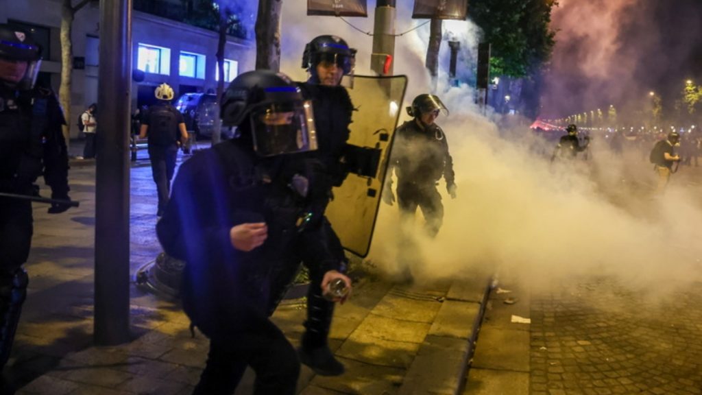 Ταραχές στο Μπεζιέ της Γαλλίας – Ένας αστυνομικός τραυματίας, ένα διαμέρισμα κάηκε ολοσχερώς