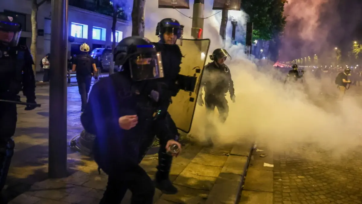 Ταραχές στο Μπεζιέ της Γαλλίας – Ένας αστυνομικός τραυματίας, ένα διαμέρισμα κάηκε ολοσχερώς