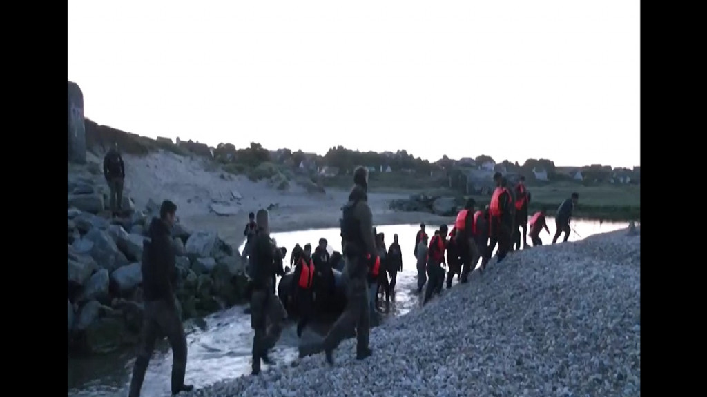 Γάλλοι αστυνομικοί έσκισαν φουσκωτή βάρκα με μετανάστες πριν διασχίσει τη Μάγχη