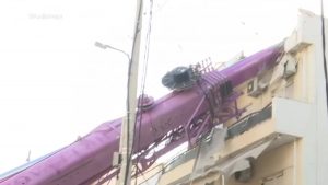 Περιστέρι: Γερανοφόρο όχημα έπεσε σε διώροφη πολυκατοικία – Δείτε βίντεο