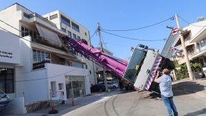 Πώς έγινε το ατύχημα με τον γερανό στο Περιστέρι – “Θα μπορούσα να είχα σκοτωθεί” λέει η ιδιοκτήτρια του σπιτιού (Εικόνες)