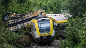 Γερμανία: Από κατολισθήσεις ο εκτροχιασμός του τρένου στη Βάδη-Βυρτεμβέργη – Τρεις νεκροί και 50 τραυματίες (βίντεο)