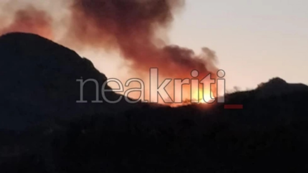 Φωτιά στην Ιεράπετρα: Μάχη με τις αναζωπυρώσεις οι πυροσβέστες