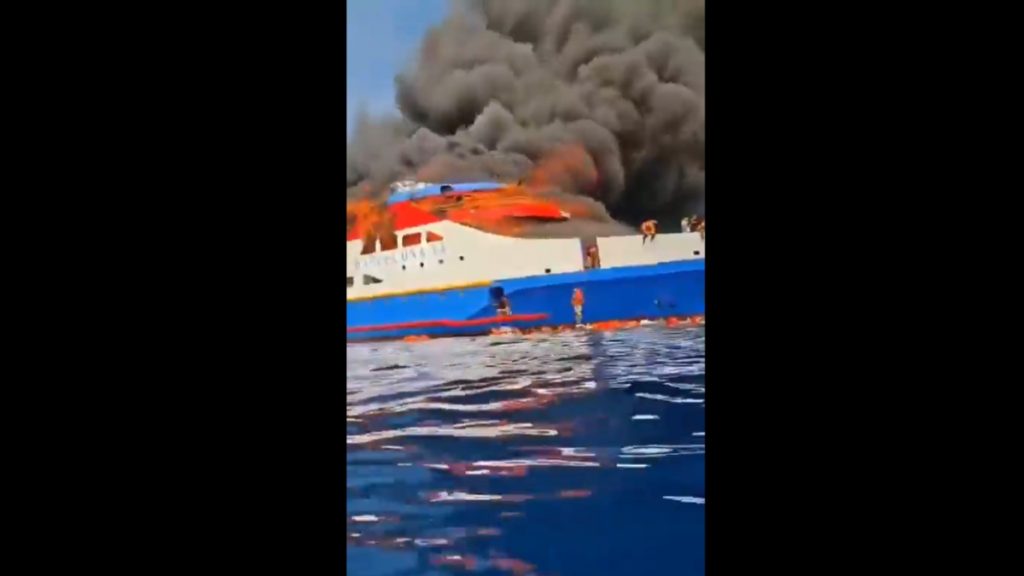 Τραγωδία στην Ινδονησία: Τουλάχιστον πέντε νεκροί από φωτιά σε πλοίο (βίντεο)