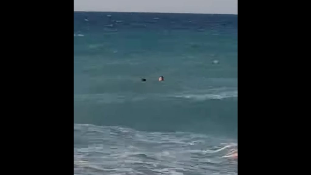 Ηράκλειο: Σερβιτόρος σε beach bar έτρεξε και έσωσε κολυμβητή (Βίντεο)