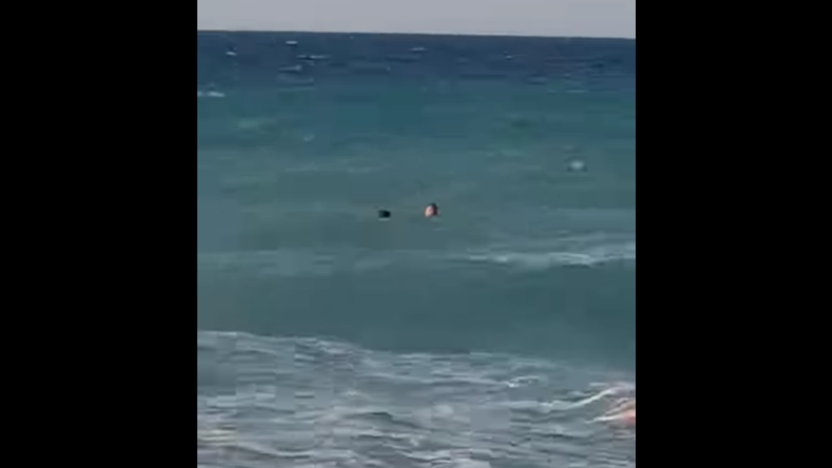 Ηράκλειο: Σερβιτόρος σε beach bar έτρεξε και έσωσε κολυμβητή (Βίντεο)