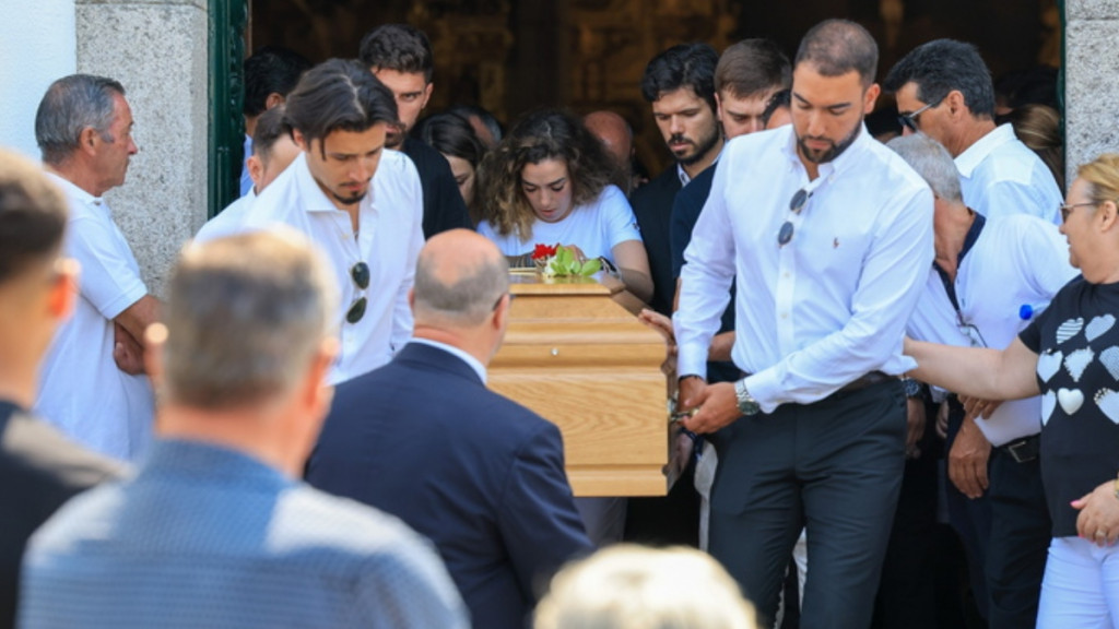 Ντιόγκο Ζότα: Η Πορτογαλία είπε το ύστατο «χαίρε» στον άσο της Λίβερπουλ – Ο σπαραγμός της γυναίκας του που κράτησε το φέρετρο