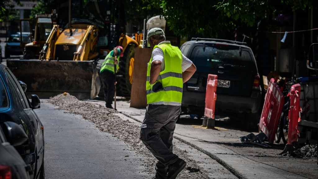 Μέτρα προστασίας των εργαζομένων από τον καύσωνα – Σε ποιες περιοχές θα έχουμε παύση εργασιών