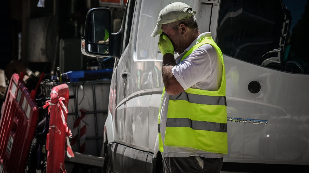 Έκτακτα μέτρα για την αντιμετώπιση του καύσωνα – Για ποια επαγγέλματα προβλέπεται παύση εργασιών