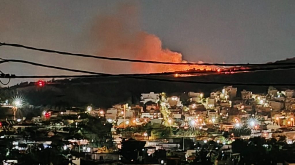 Φωτιά σε χαμηλή βλάστηση στο Ποικίλο Όρος στο Καματερό (Βίντεο)