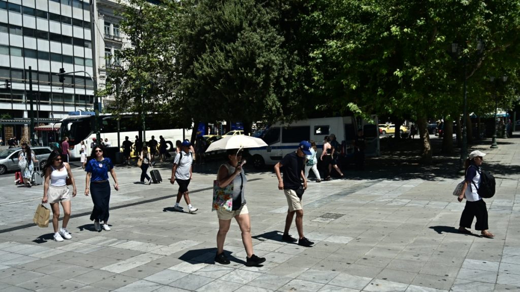 Καύσωνας – Αυξημένη θερμική επιβάρυνση: Ποιος είναι ο κίνδυνος της ζέστης – Τι σημαίνει ο πορτοκαλί συναγερμός