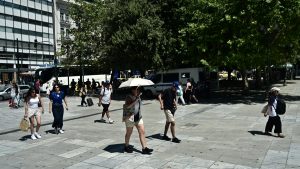 Καύσωνας – Αυξημένη θερμική επιβάρυνση: Ποιος είναι ο κίνδυνος της ζέστης – Τι σημαίνει ο πορτοκαλί συναγερμός