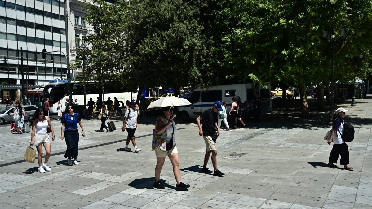 Καύσωνας – Αυξημένη θερμική επιβάρυνση: Ποιος είναι ο κίνδυνος της ζέστης – Τι σημαίνει ο πορτοκαλί συναγερμός