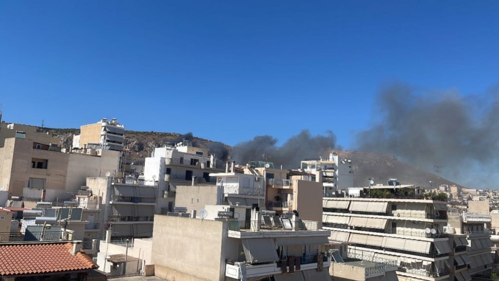Φωτιά κοντά στο Δημοτικό Στάδιο Κερατσινίου – Σηκώθηκαν εναέρια μέσα (βίντεο)