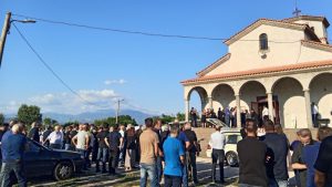 Αγρίνιο: Σπαραγμός στην κηδεία της 2χρονης που παρασύρθηκε από αγροτικό που οδηγούσε ο πατέρας της (Εικόνες)