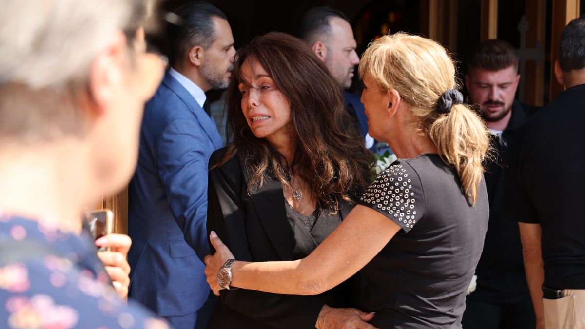 Το τελευταίο αντίο στον Δημήτρη Ζαρζαβατσίδη – Ράγισε καρδιές η Βούλα Πατουλίδου (εικόνες)