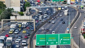 Κίνηση: Στο “κόκκινο” Κηφισός και κέντρο Αθήνας – Καθυστερήσεις σε Πειραιά και Αττική Οδό