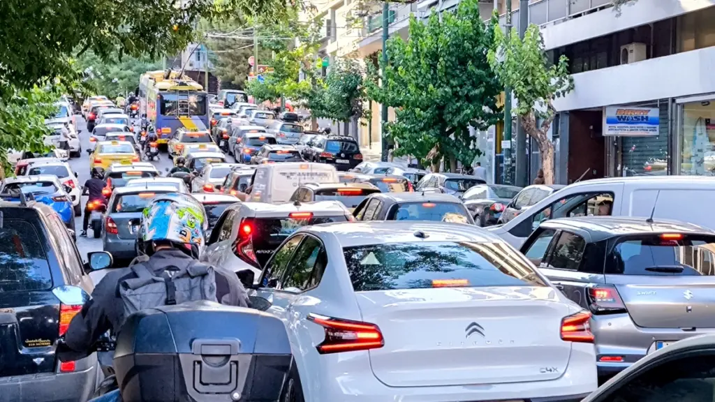 Κίνηση τώρα: Μεγάλες καθυστερήσεις σε Κηφισό και κέντρο Αθήνας – Προβλήματα και σε Αττική Οδό και Ποσειδώνος
