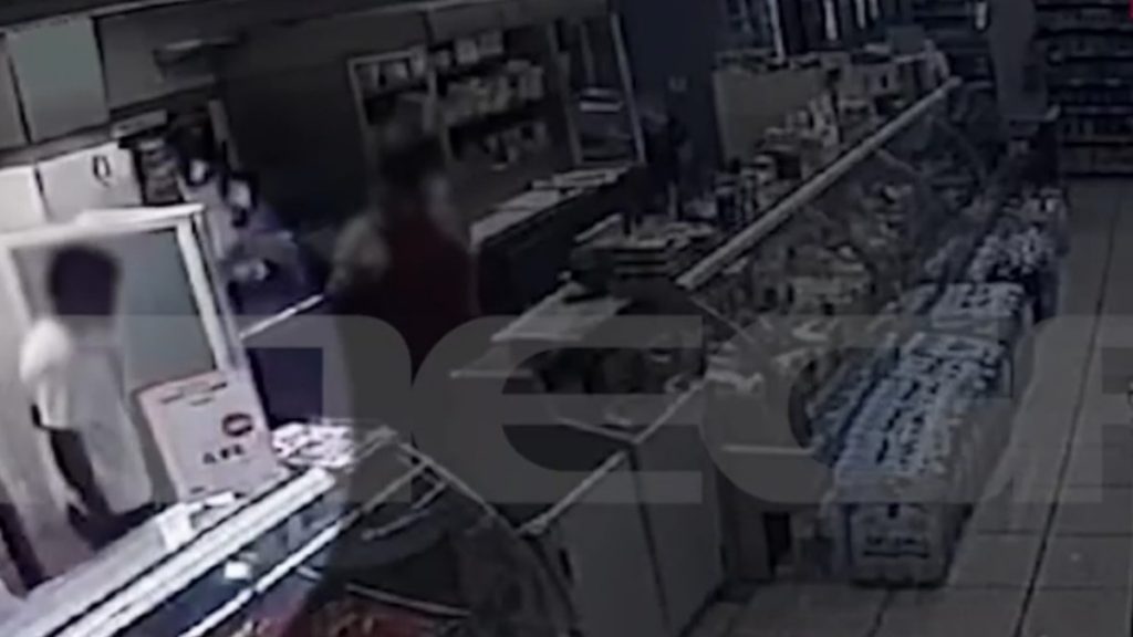 Κυψέλη: 34χρονος σε αμόκ μπούκαρε σε σούπερ μάρκετ και κάρφωσε μαχαίρι στον λαιμό του (Βίντεο)