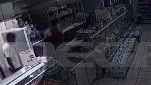 Κυψέλη: 34χρονος σε αμόκ μπούκαρε σε σούπερ μάρκετ και κάρφωσε μαχαίρι στον λαιμό του (Βίντεο)