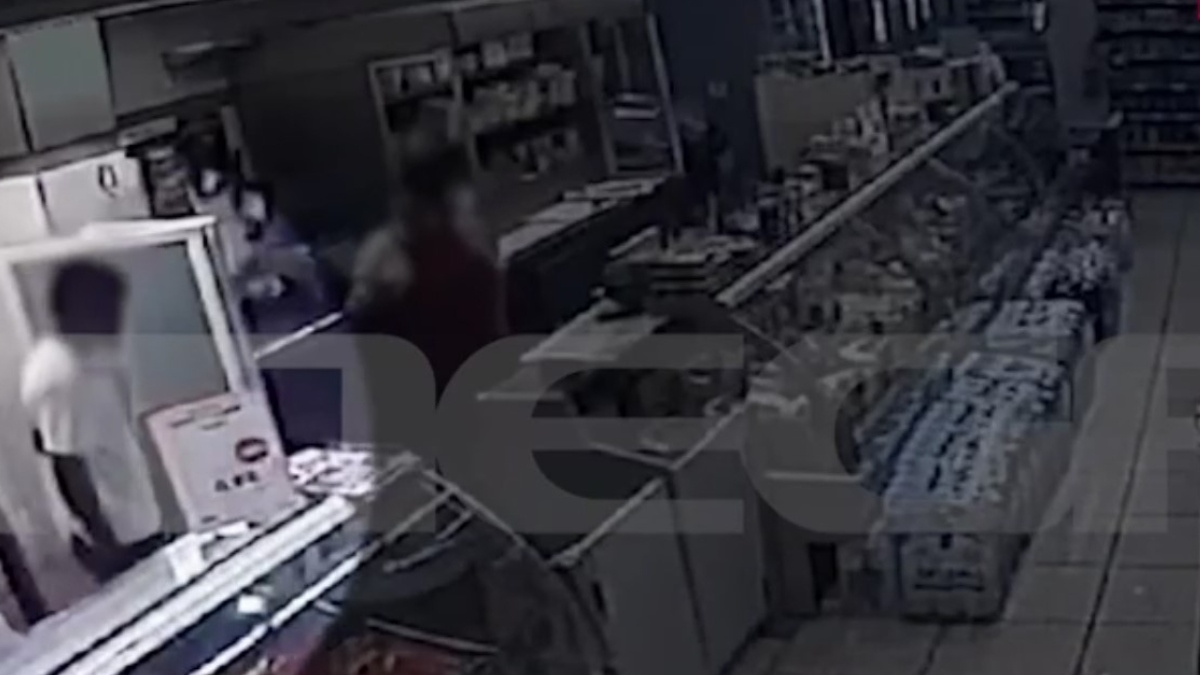 Κυψέλη: 34χρονος σε αμόκ μπούκαρε σε σούπερ μάρκετ και κάρφωσε μαχαίρι στον λαιμό του (Βίντεο)