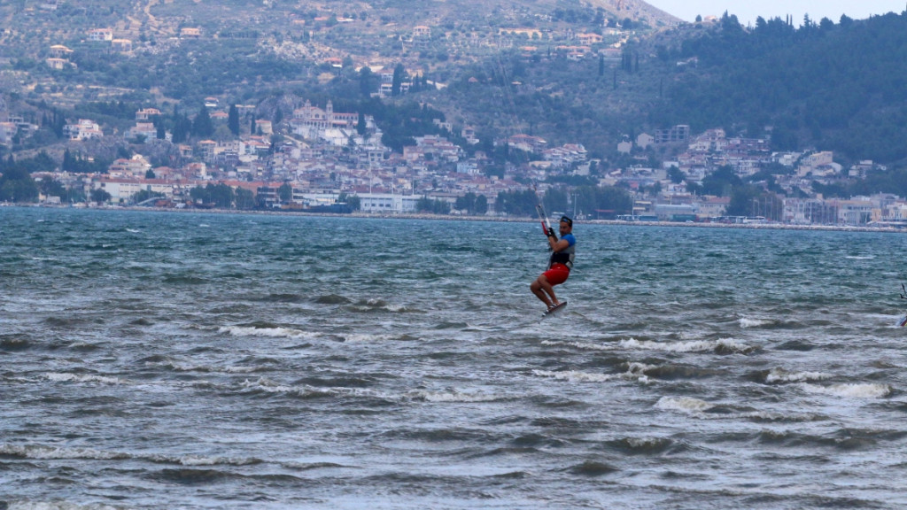 Η Νάξος στην κορυφή των επιλογών για kitesurf το 2025 σύμφωνα με τα γαλλικά μέσα
