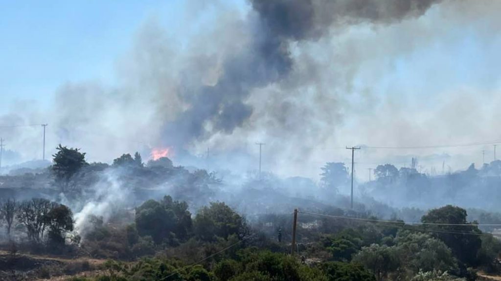 Μαίνεται η μεγάλη φωτιά στα Κύθηρα – Μπαράζ μηνυμάτων του 112 για εκκενώσεις οικισμών