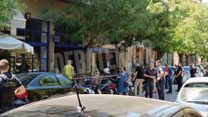 Κολωνός: Πυροβολισμοί σε καφετέρια με δύο τραυματίες – Ο ένας είναι αστυνομικός