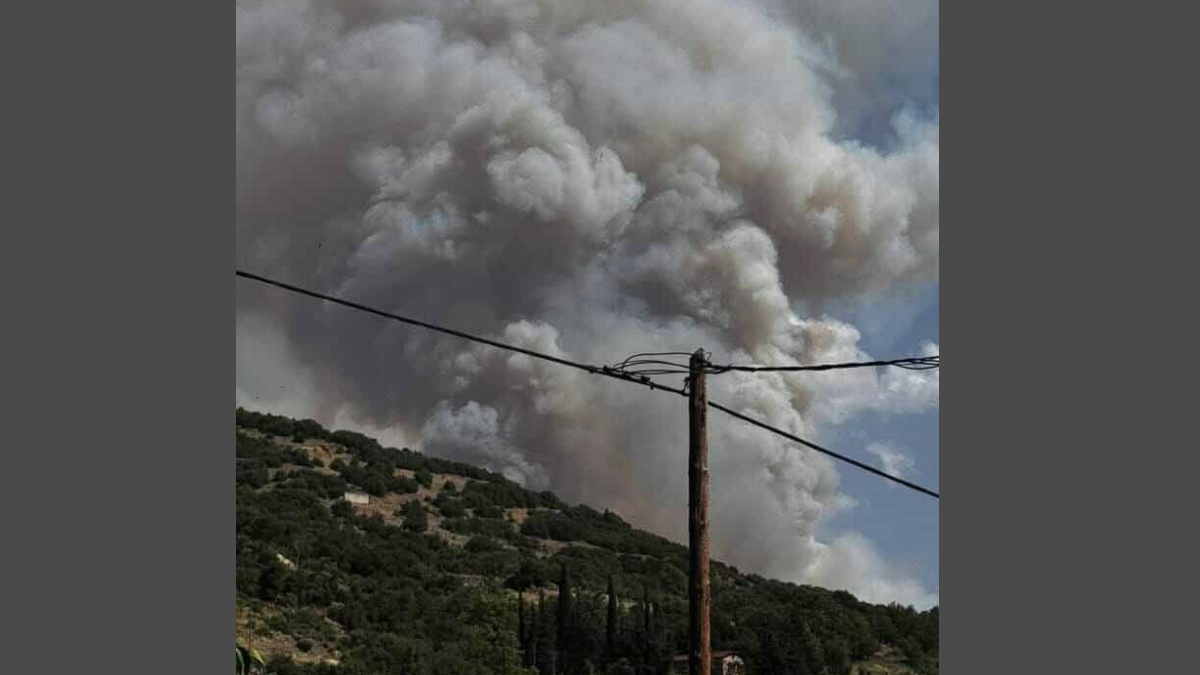 Φωτιά στον Φενεό Κορινθίας: Μαίνεται ανεξέλεγκτη η πύρινη «κόλαση» – Μπαράζ μηνυμάτων του 112 για εκκενώσεις οικισμών