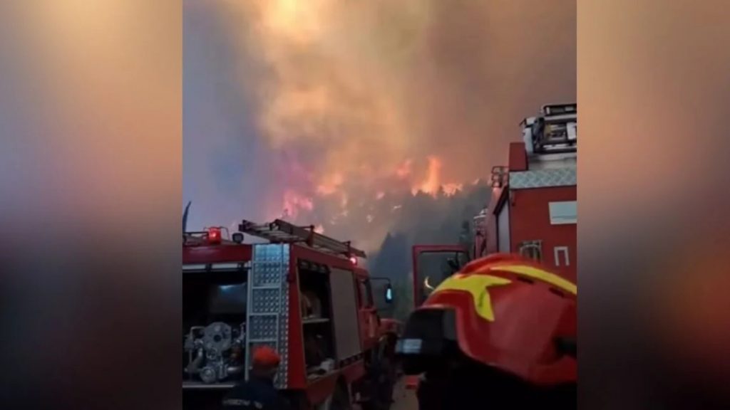 Φωτιά στον Φενεό Κορινθίας: Καίει ανεξέλεγκτη η πύρινη «λαίλαπα» – Νέα μηνύματα του 112 για εκκενώσεις οικισμών
