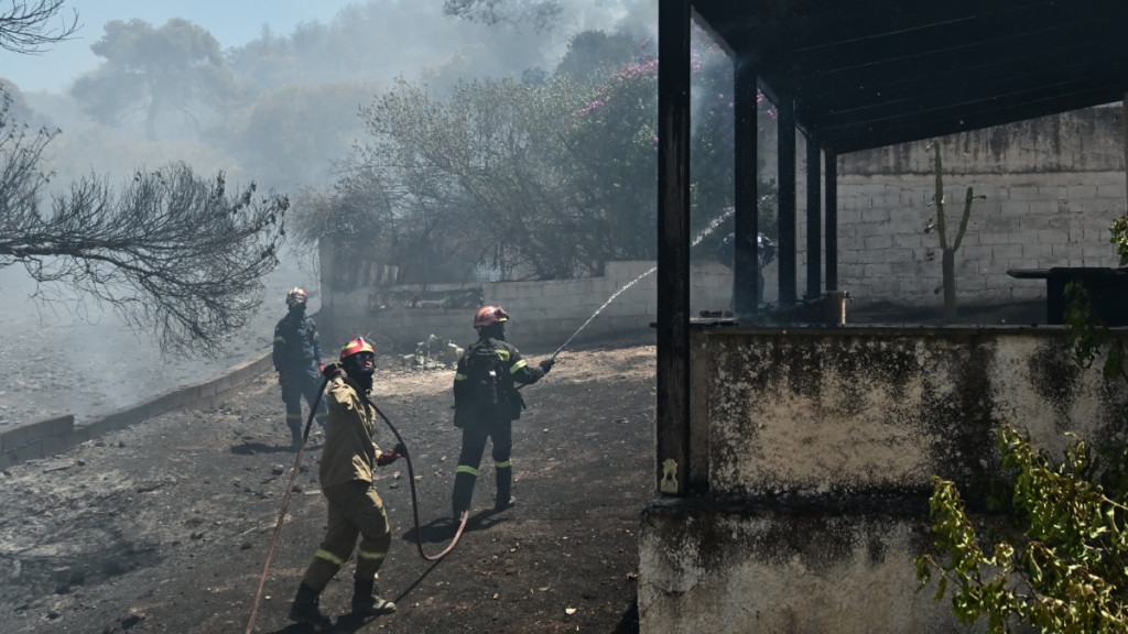 Φωτιά στον Άγιο Δημήτριο Κορωπίου: Βελτιωμένη η εικόνα της πυρκαγιάς – Κάηκαν σπίτια και εκκενώθηκαν οικισμοί
