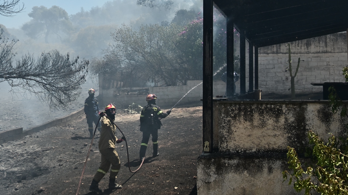 Φωτιά στον Άγιο Δημήτριο Κορωπίου: Βελτιωμένη η εικόνα της πυρκαγιάς – Κάηκαν σπίτια και εκκενώθηκαν οικισμοί