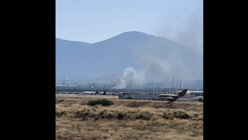 Φωτιά σε χαμηλή βλάστηση κοντά στην Αττική Οδό στο Κορωπί